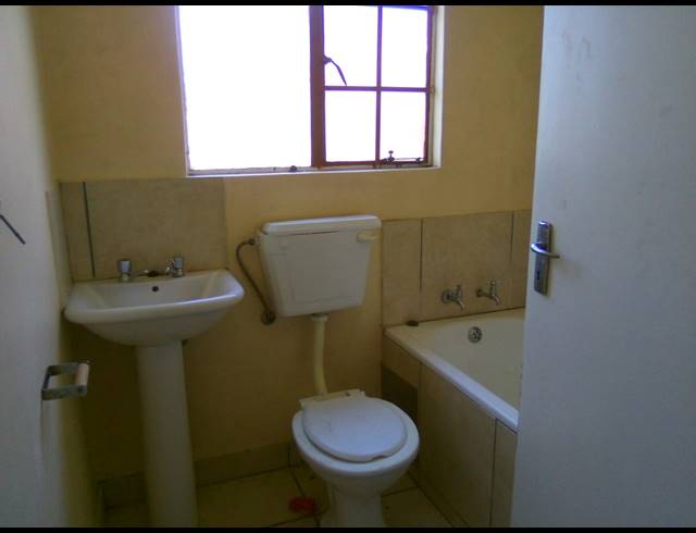 2 BEDROOM HOUSE FOR SALE IN SERALENG